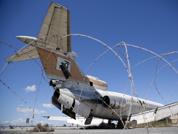 Avião sucateado em aeroporto abandonado no Chipre (Foto: Neil Hall/Reuters)