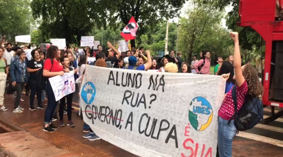 os estudantes protestam contra o contingenciamento do governo Jair Bolsonaro (PL) e retenção de orçamento federal destinado à educação.  Foto: Gabriel Garcia