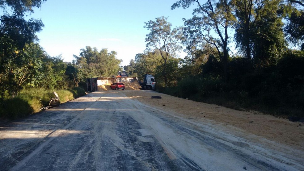 Pista da Rodovia Manilio Gobbi ficou interditada na manhã desta quinta-feira (Foto: Polícia Rodoviária / Divulgação )