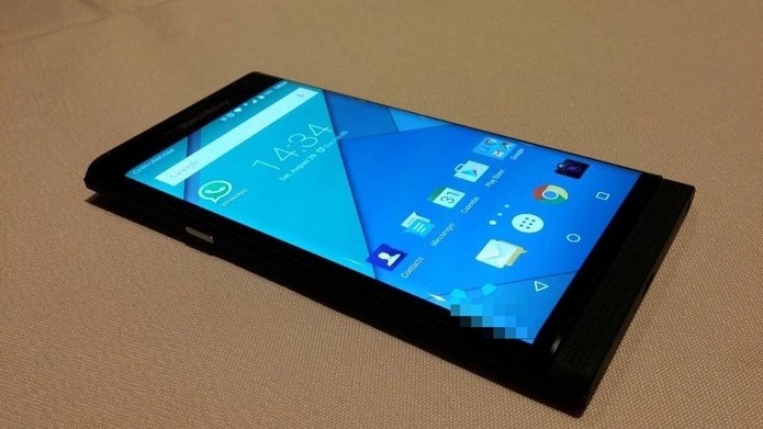 Versão modificada do Android tem elementos do BlackBerry 10 (Foto: Reprodução/Tinhte)