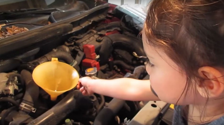 Vídeo que ensina a trocar óleo do carro é o oitavo publicado no canal 