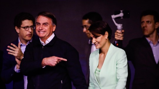 PF quer ouvir Michelle e Bolsonaro na investigação sobre joias de diamantes trazidas ilegalmente 
