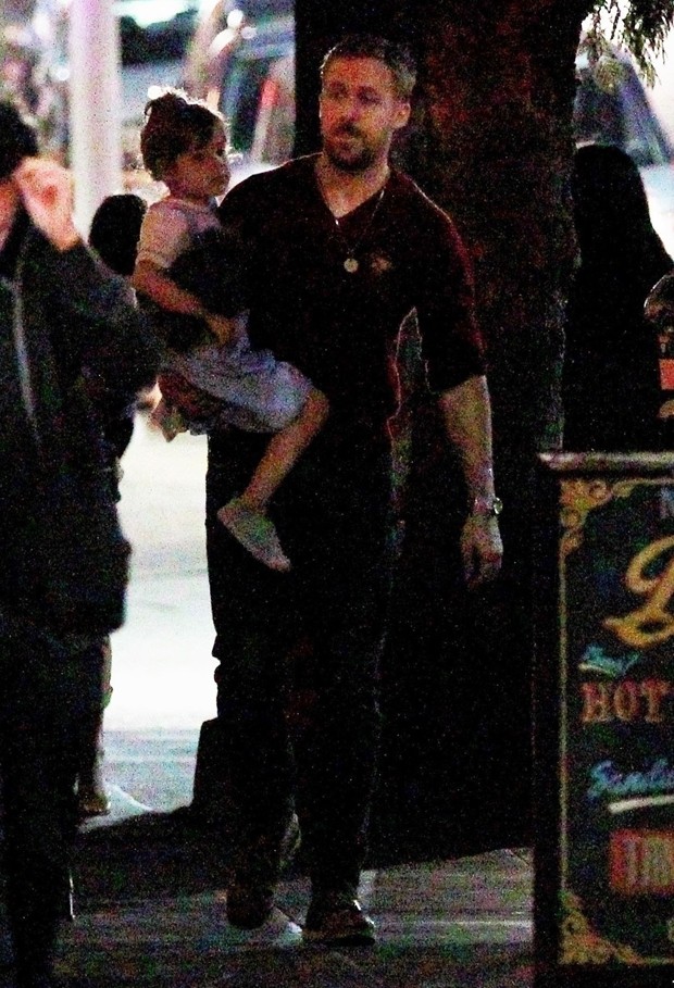 Ryan Gosling com a filha mais velha, Esmeralda (Foto: Backgrid)
