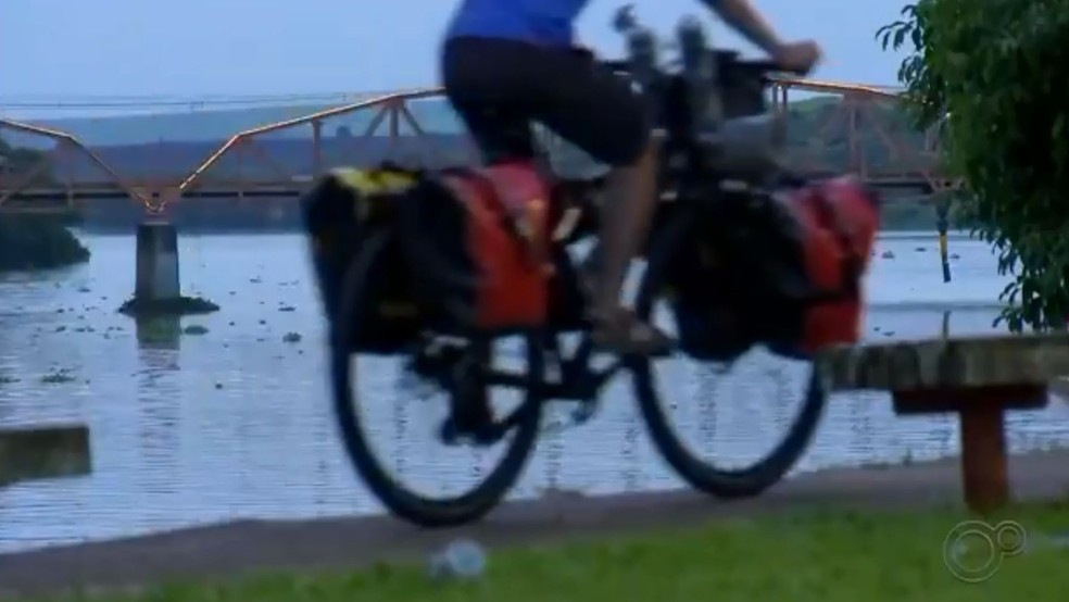 Professor que vai pedalar 15 mil quilômetros para produzir videoaulas  chega ao centro-oeste paulista — Foto: TV TEM /Reprodução