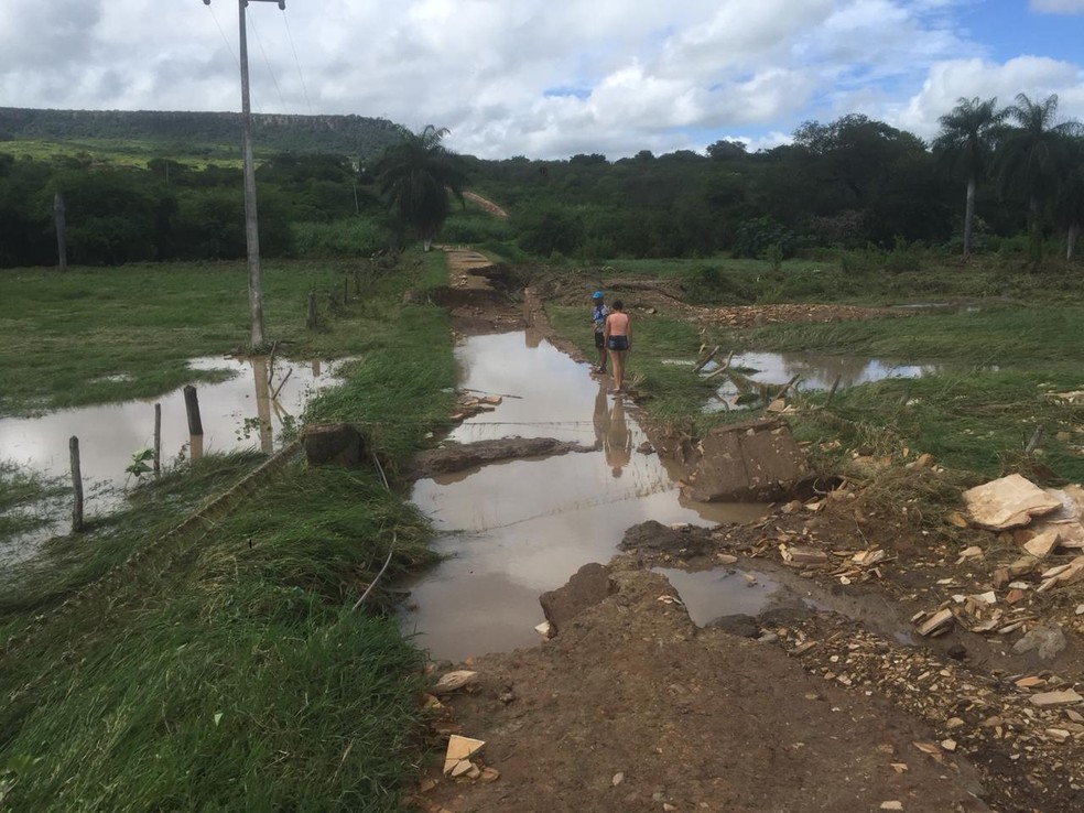 Em Santana do Cariri, a forÃ§a da Ã¡gua da chuva destruiu uma estrada que dÃ¡ acesso Ã  zona rural do municÃ­pio â€” Foto: Isaac MacÃªdo
