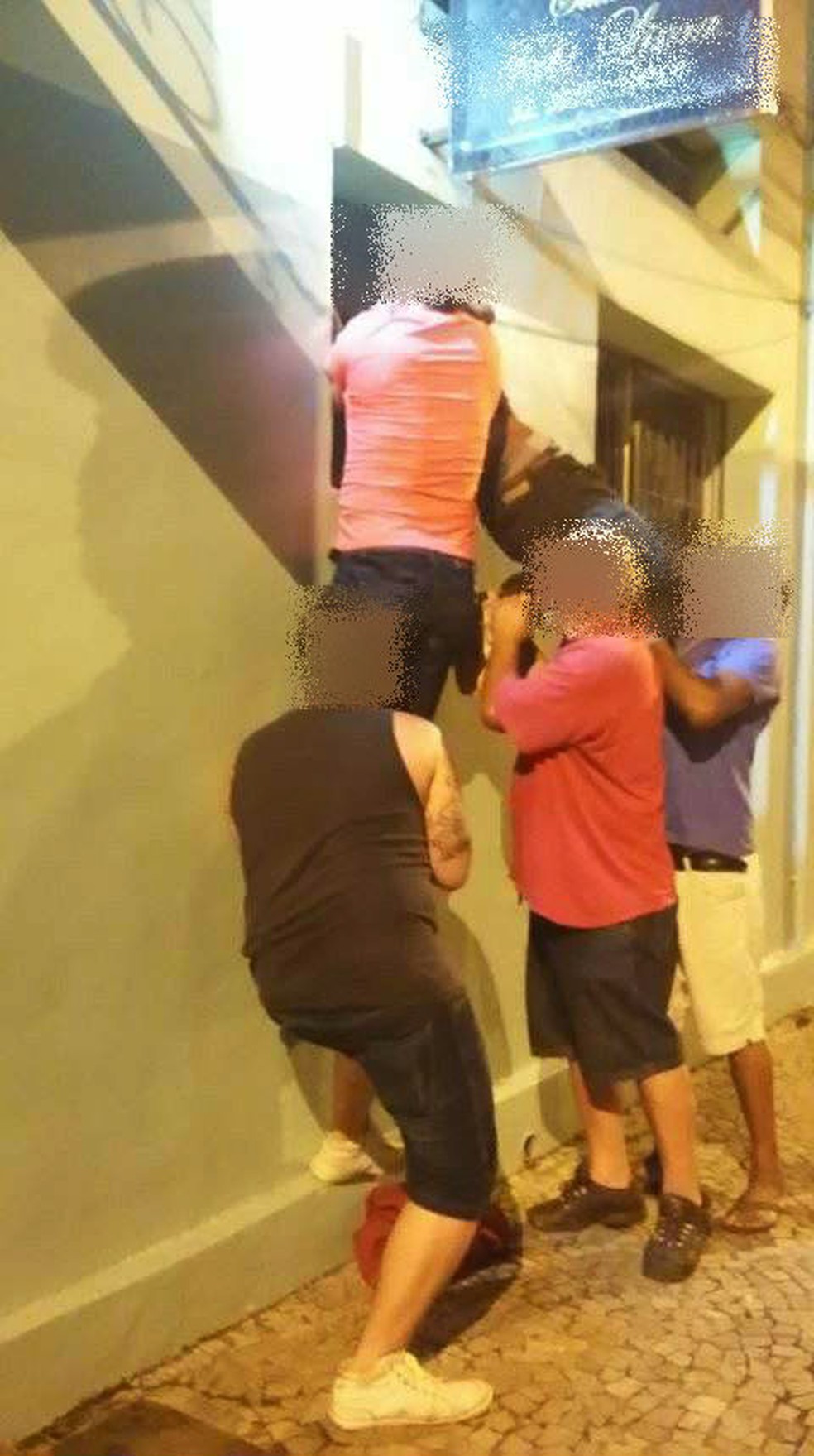 Assaltante ficou preso em basculante de janela ao tentar fugir de salão de beleza em São João del Rei, MG (Foto: Portal Pop News/Reprodução)