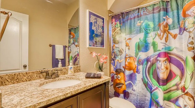 Banheiros da casa também são decorados de acordo com o tema (Foto: Reprodução/Airbnb/Benjamin)
