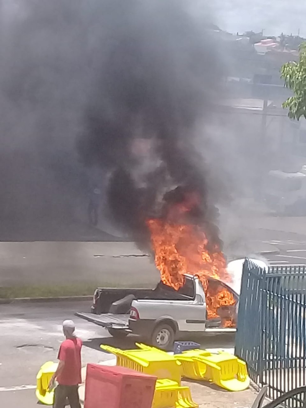 Incêndio destruiu veículo em Presidente Prudente — Foto: Claudia Neves de Matos