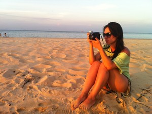 A bióloga Aline Barbosa foi até a praia do Cururu para fotografar o pôr do sol. (Foto: Luana Leao/G1)