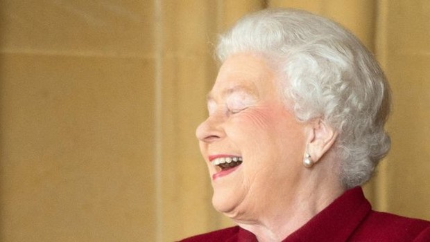 BBC A vida da rainha Elizabeth 2ª é repleta de solenidade e seriedade — um lado que nem todos conhecem é o senso de humor da monarca (Foto: PA Media (via BBC))