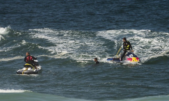 Carlos Burle pilotando o jet ski