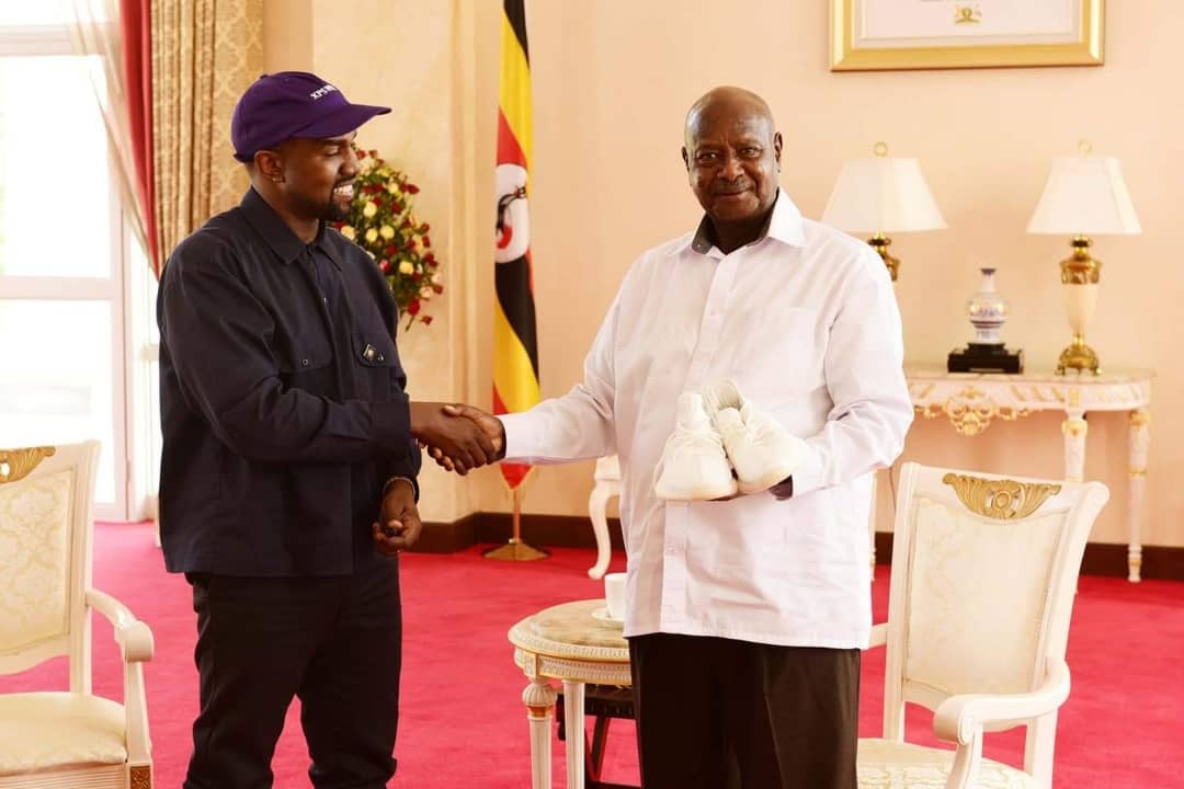 Kanye West entregando um par de tênis de sua marca pessoal para o presidente de Uganda, Yoweri K. Museveni (Foto: Twitter)