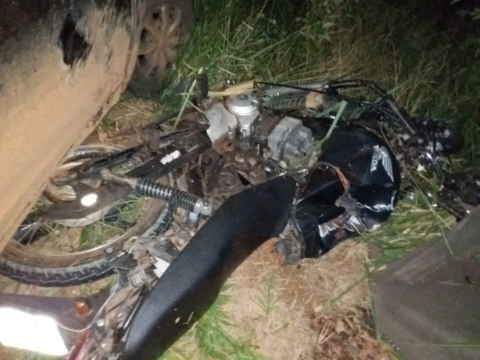 Acidente com carro e moto na rodovia Raposo Tavares deixa três mortos em Itaí — Foto: Corpo de Bombeiros/Divulgação