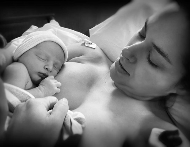 Fernanda com Leo, seu caçula, logo após o parto (Foto: Reprodução Instagram)