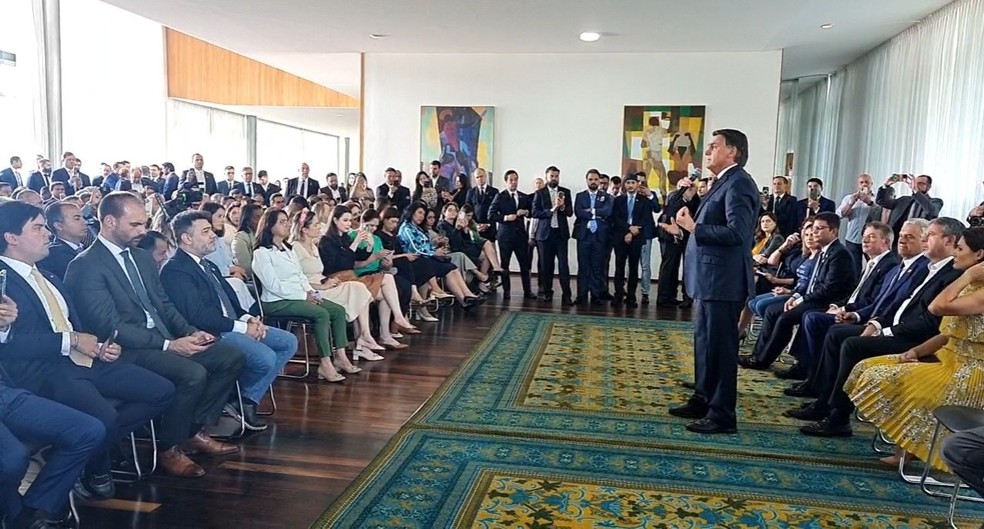 O presidente Jair Bolsonaro discursa durante encontro com governadores e deputados no Alvorada — Foto: Reprodução/Facebook