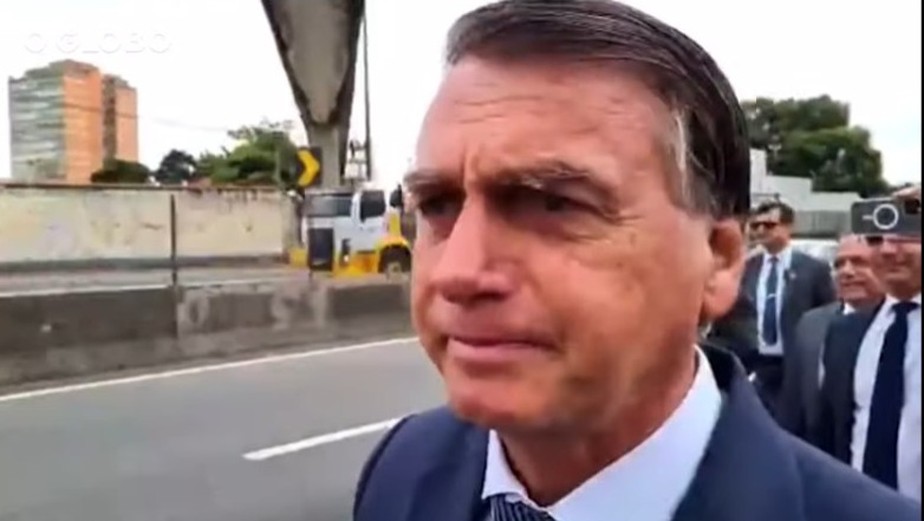 O presidente Jair Bolsonaro (PL), em conversa com apoiadores na Via Dutra