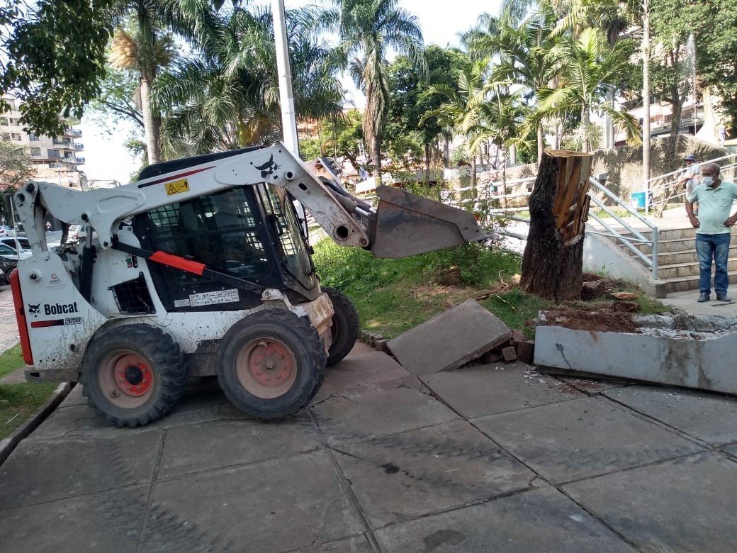 Praça do Santuário passa por restauração após chuva em Divinópolis