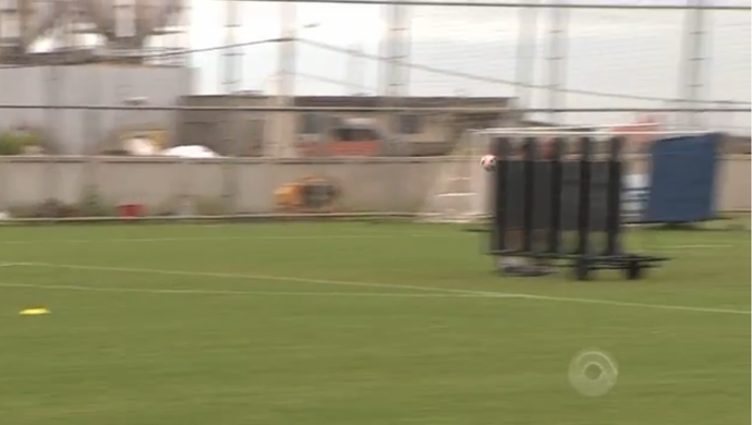 Júnior acerta Felipão em treino de cobranças de faltas