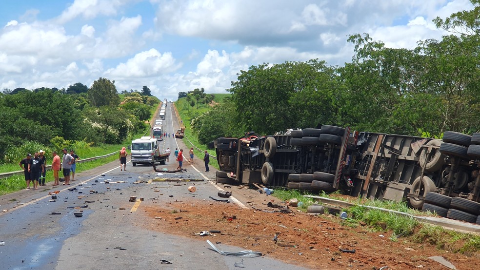 Batida frontal entre carretas mata motorista e provoca megacongestionamento na BR-153 — Foto: Beno Bond/NovaTV/Divulgação