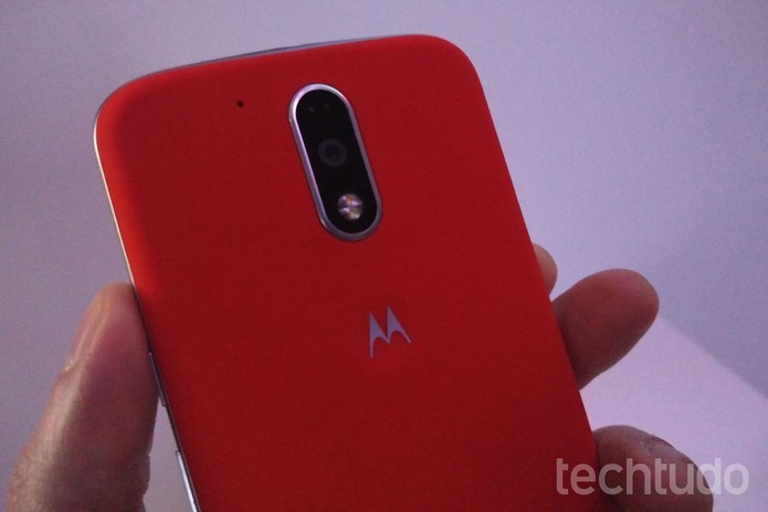 O Moto G 4 Plus vem com uma capa vermelha na embalagem (Foto: Fabricio Vitorino/TechTudo)