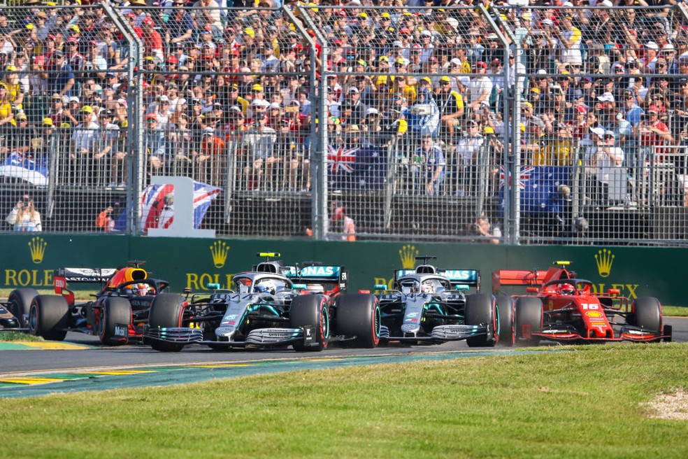 Largada do GP da Austrália da F1 em 2019, com Hamilton na ponta — Foto: Chris Putnam / Barcroft Media via Getty Images