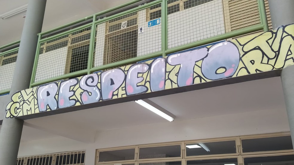 Grafite feito por alunos do CEF 08, em parede dentro da escola. — Foto: Ana Luísa Santos/g1 DF