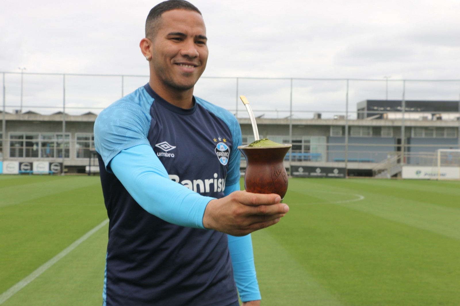 Jael adota hábito e vira rei do chimarrão no Grêmio