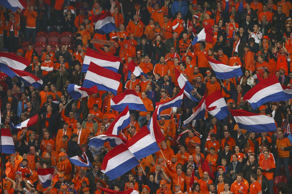  Torcida holandesa agita bandeiras em partida de futebol entre Holanda e Turquia em Amsterdã, em imagem de arquivo (Foto: AP Photo/Peter Dejong)