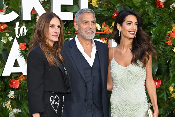 Julia Roberts, George Clooney e Amal Clooney na première londrina de Ingresso para o paraíso (2022) (Foto: Getty Images)