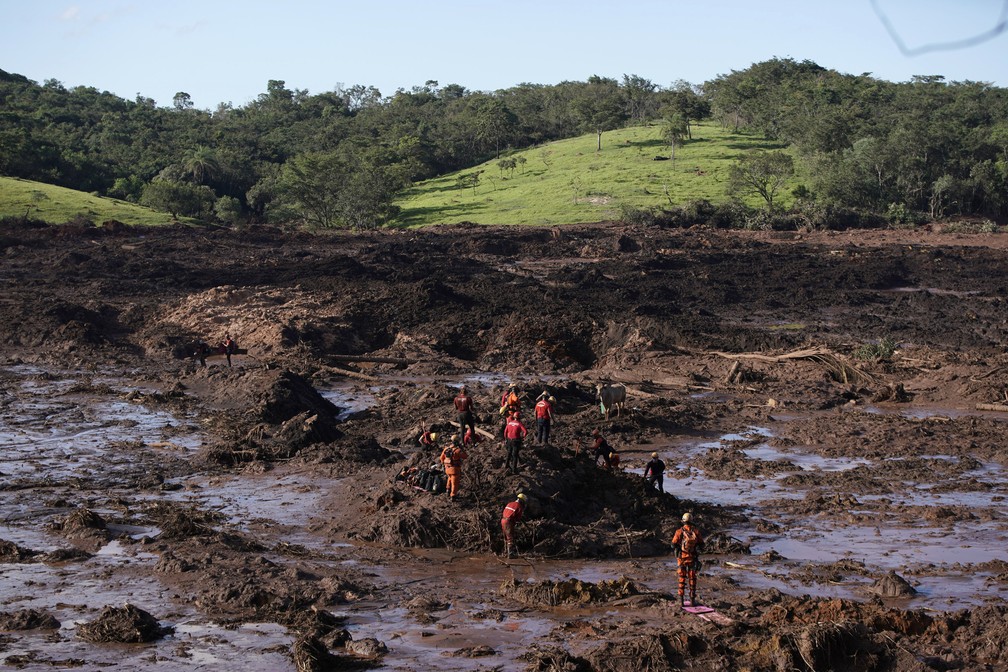 Bombeiros seguem com trabalho de buscas por vítimas e sobreviventes em Brumadinho — Foto: AP Photo/Leo Correa