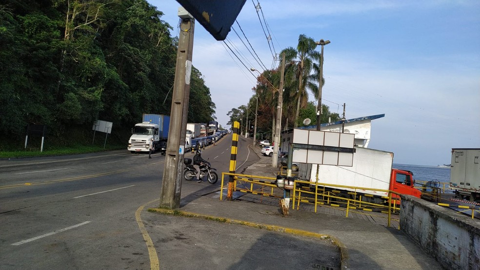 balsa e rebocada apos problema hidraulico durante travessia em guaratuba parana g1