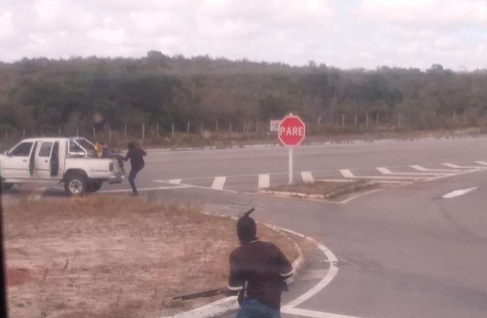 Bandidos portavam armas longas durante assalto a ônibus em Maxaranguape — Foto: Redes Sociais