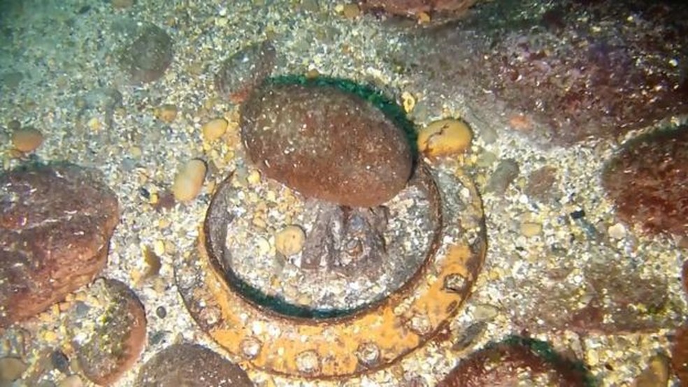 O mergulhador Eduardo Losada fotografou restos do submarino no fundo do mar, na costa da Espanha (Foto: Eduardo Losada)