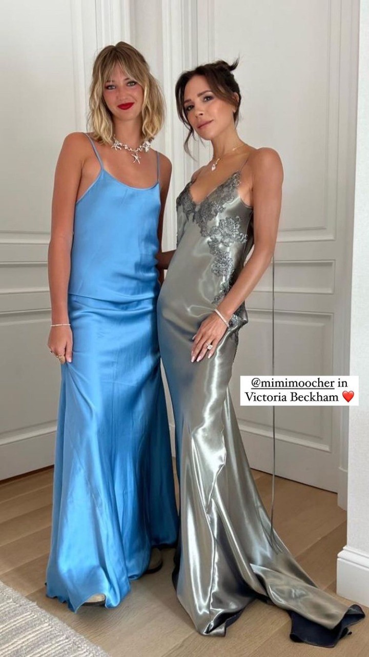 Victoria Beckham posa com uma amiga, que também usa um vestido de sua grife (Foto: Reprodução Instagram)