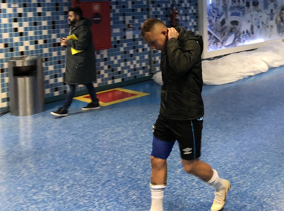 Everton saiu da partida com proteção na coxa direita (Foto: Eduardo Moura)