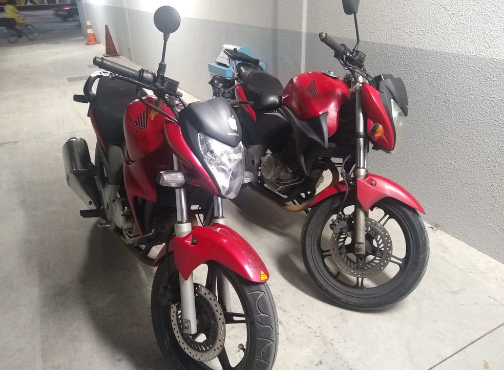 Foto mostra semelhança entre moto usada por PM e moto de vítima que fez a denúncia em Praia Grande, SP — Foto: G1 Santos