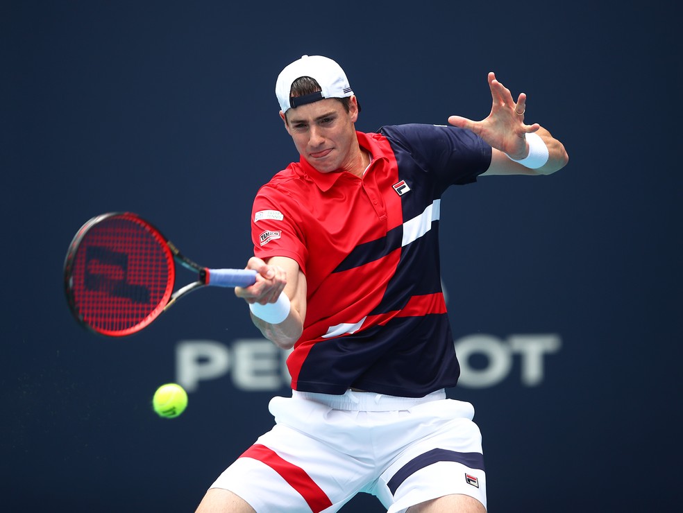 Atual campeão, Isner dispara 21 aces, elimina AugerAliassime e volta à