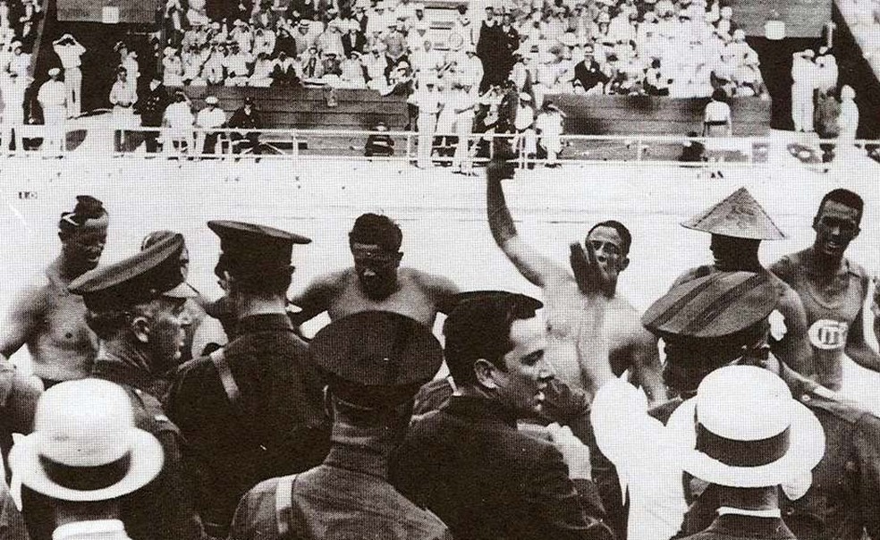 Brasileiros vão para cima do árbitro após derrota no polo aquático em 1932 — Foto: International Swimming Hall of fame