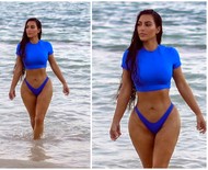 Kim Kardashian exibe curvas em dia de praia nas Bahamas