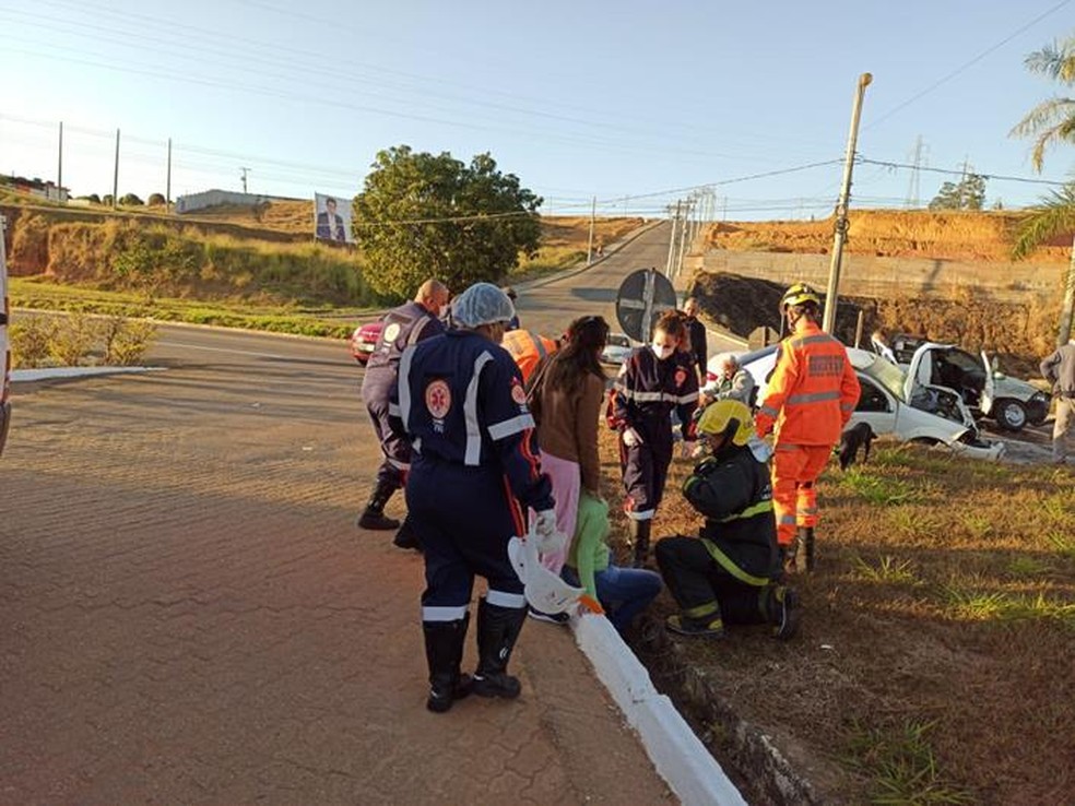 acidente entre veiculos deixa dois feridos na br 365 em muriae zona da mata g1
