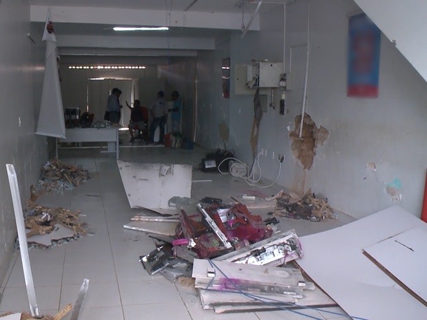 Caixa eletrônico ficou completamente destruído na agência de Vista Serrana, no Sertão da PB (Foto: Reprodução/TV Paraíba)