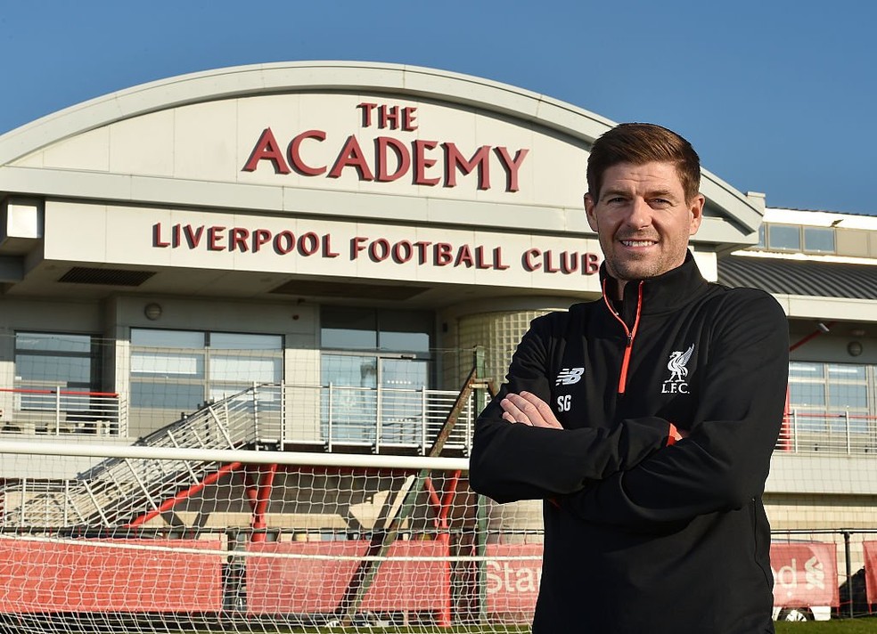 Gerrard em frente Ã  academia do Liverpool: da base para o profissional (Foto: ReproduÃ§Ã£o do site oficial do Liverpool)