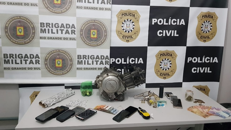 Polícia apreendeu drogas, arma, dinheiro, objetos sem procedência e um motor de moto roubado — Foto: Divulgação/Polícia Civil