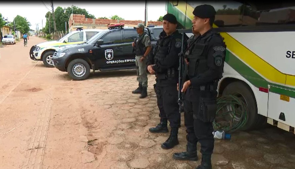 Policiais fazem abordagens em pedestres, motoristas e fiscalizam ruas do bairro  (Foto: Reprodução)