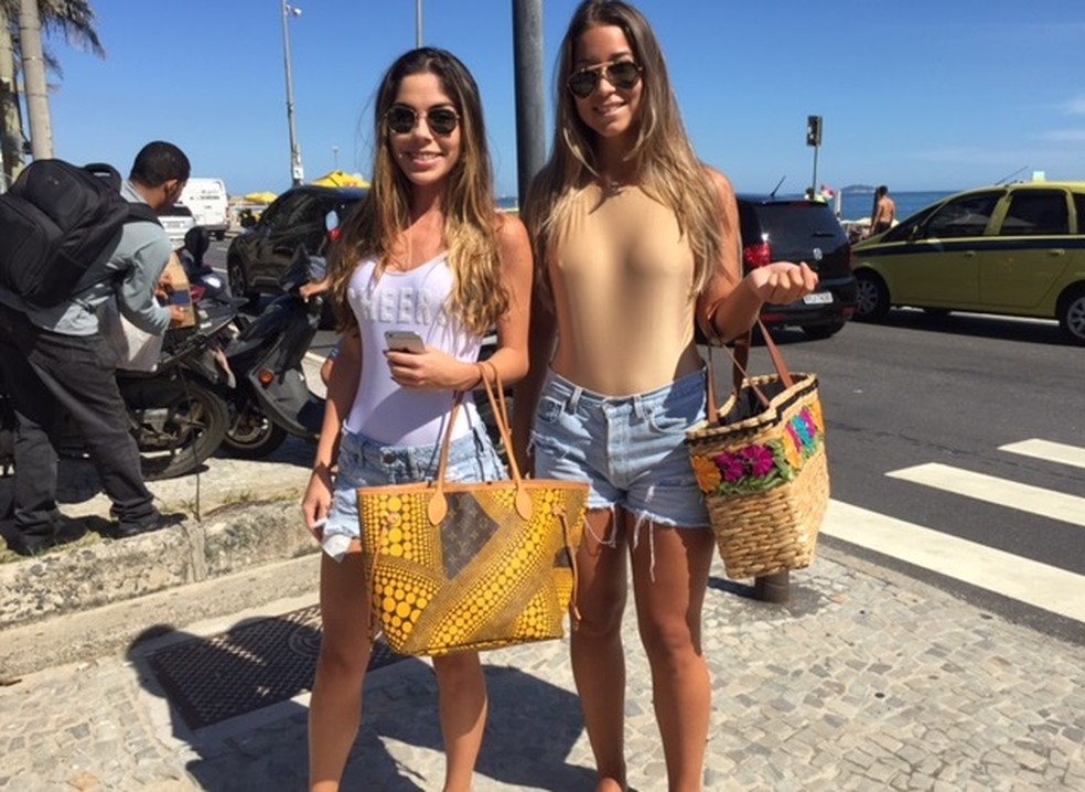 Amigas vão à praia de maiô  (Foto: Káthia Mello/G1)