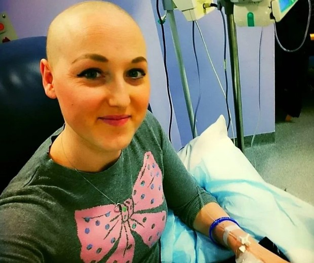 Sarah durante o tratamento contra o suporto câncer de mama (Foto: SWNS/South West News Service )