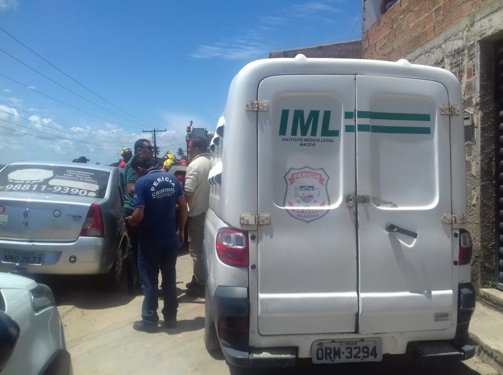 IML foi acionado para recolher o corpo da mulher soterrada no Bebedouro, em Maceió — Foto: Sofia Sepreny/G1