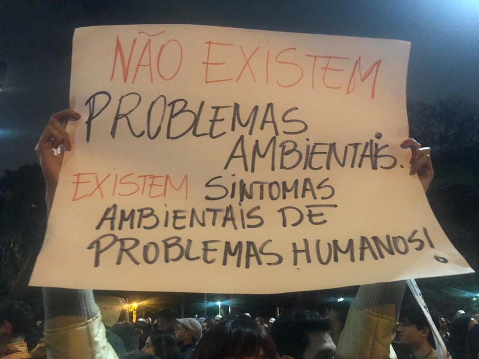 SÃO PAULO, 18h30: "Não existem problemas ambientais. Existem sintomas ambientais de problemas humanos", diz cartaz de manifestante, na Avenida Paulista. — Foto: Beatriz Magalhães/G1