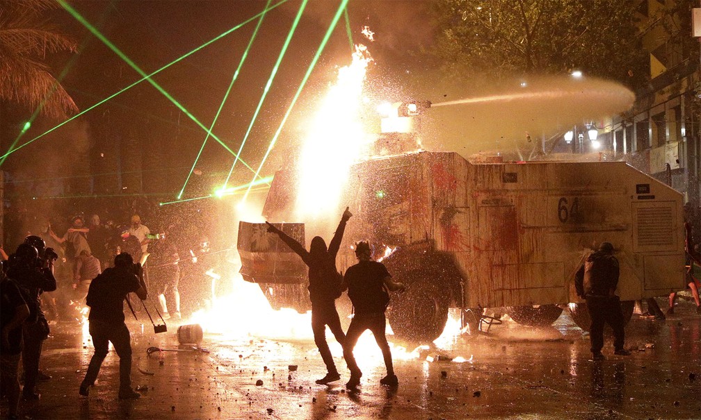 Confronto entre manifestantes e policiais durou até de noite em Santiago, no Chile — Foto: Esteban Felix/AP