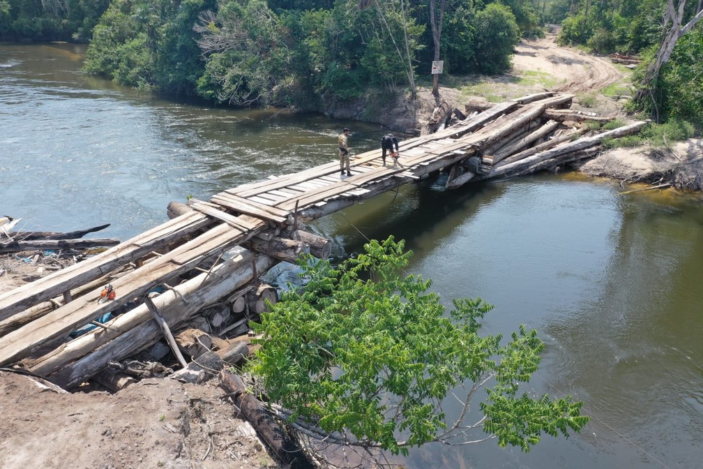 PF destrói ponte clandestina usada para retirar madeira ilegal de área de preservação em RO — Foto: PF/Reprodução